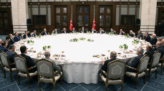 Erdoğan'ın "Bizi saraylarda sefa süren olarak göstermeye çalışıyorlar" iddiası üzerine CHP'li Tekin'den lüks saray menüsü ifşası