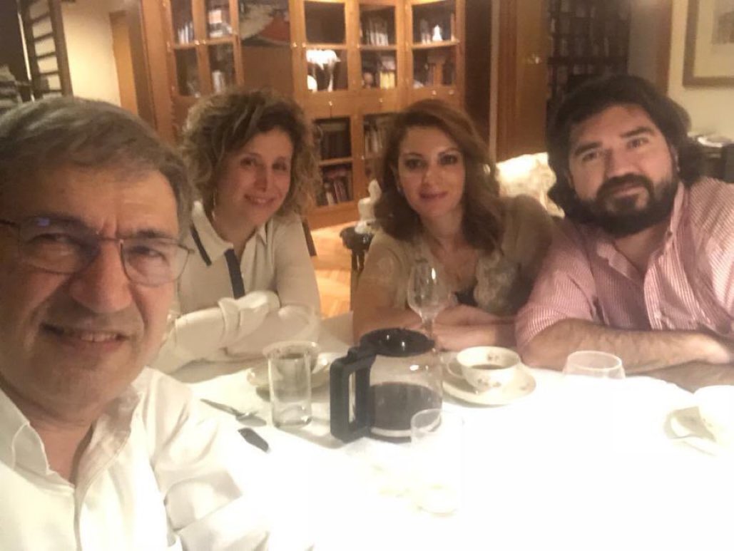 Nobel ödüllü Orhan Pamuk, Rasim Ozan Kütahyalı ile poz verdi sosyal medya sallandı!