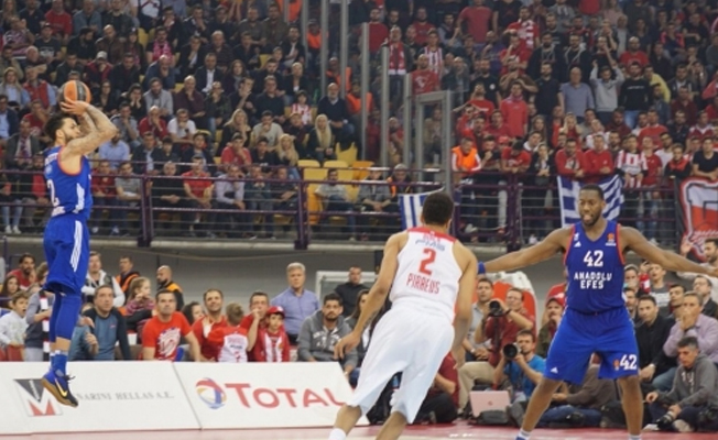 Anadolu Efes, Olympiakos'u devirdi