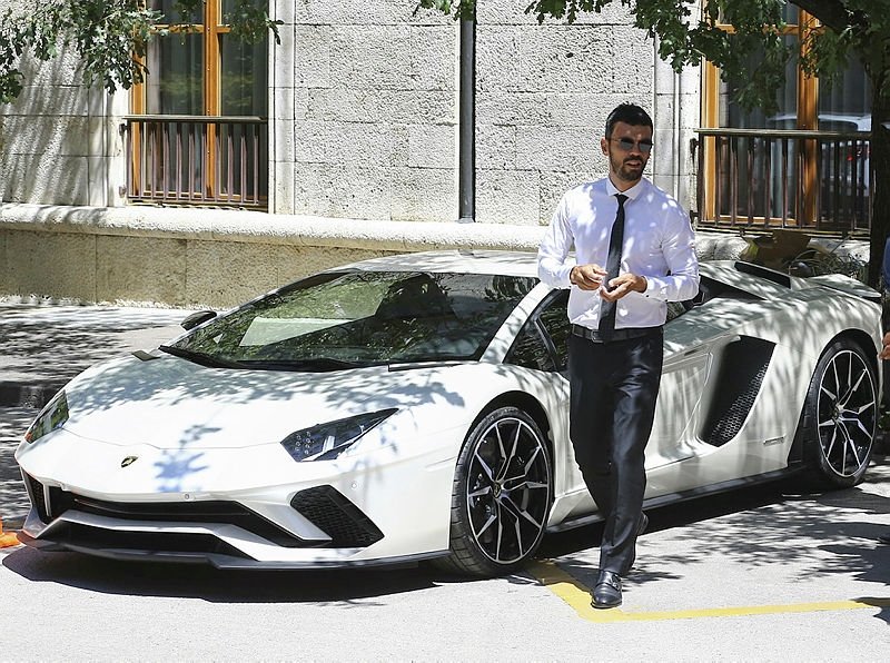 Meclise Lamborghini ile giden AKP’li vekil kiracasına haciz gönderdi