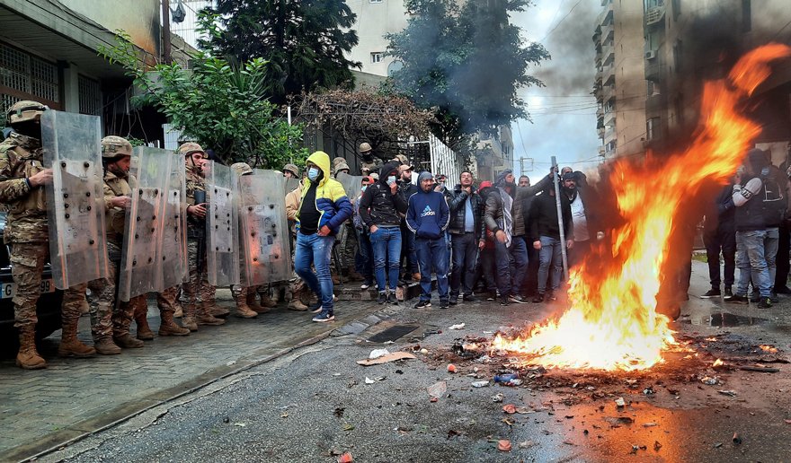 Lübnan’da sokağa çıkma protestolarında 102 yaralı!