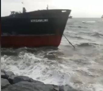 İstanbul’da fırtınadan bir gemi karaya oturdu