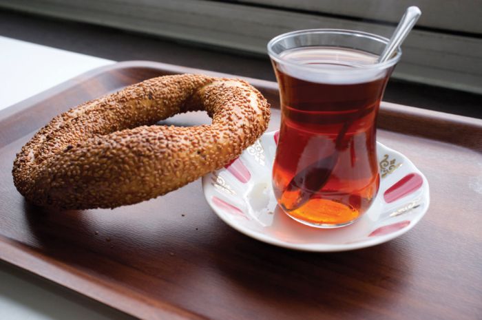 Bu ülkede simit satıp çaycılık yapan binbaşılar var!