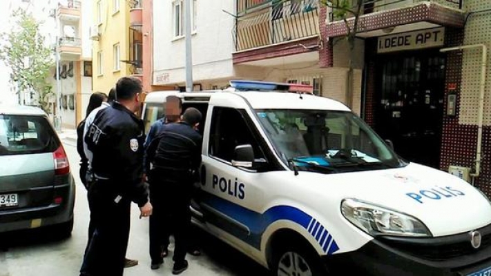 Gardıropta yakaladığı adamı bıçakladı!