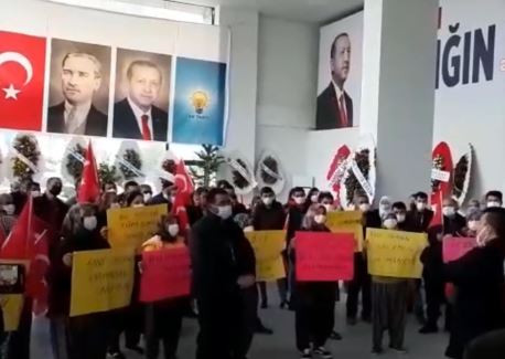 Çiftçi kadınlar ellerinde pankartlarla AKP Binasında eylem yaptı!