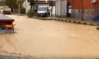 Gaziemir, Menderes, Çiğli, Bornova Sel vurdu! Yollar göle döndü!