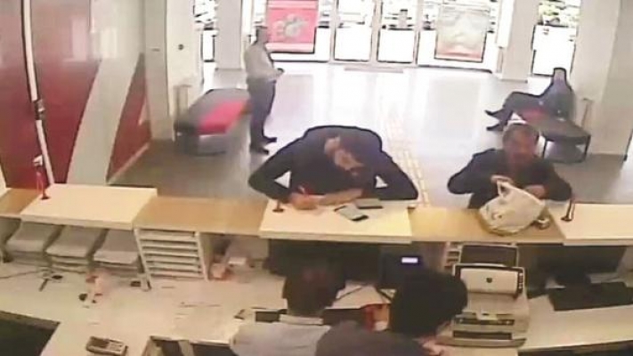 13 müşterinin hesabından 4 milyon 946 bin lira çektiler!