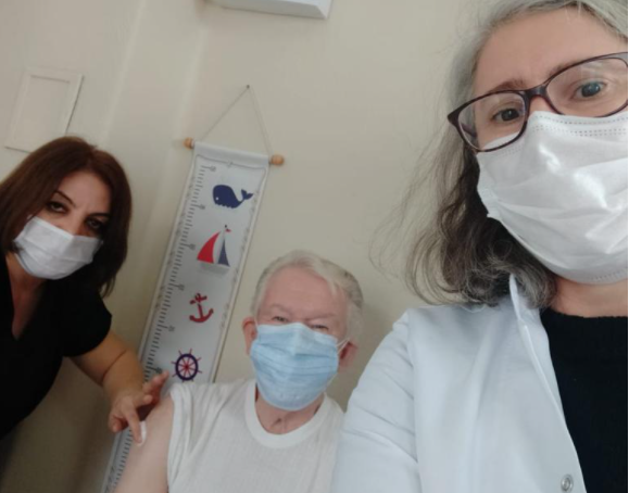 Uğur Dündar, koronavirüs aşısı oldu
