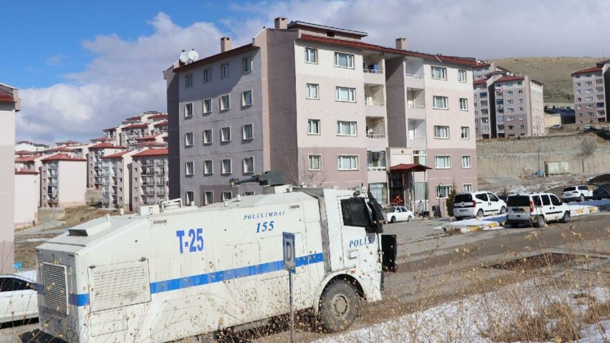 Mutasyonlu virüs şüphelisinin kapısında TOMA bekliyor