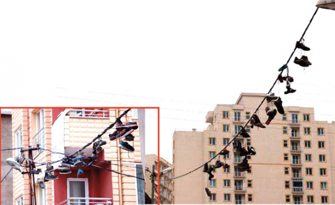 Esenyurt'ta ayakkabıları çalıp elektrik direklerine asıyorlar