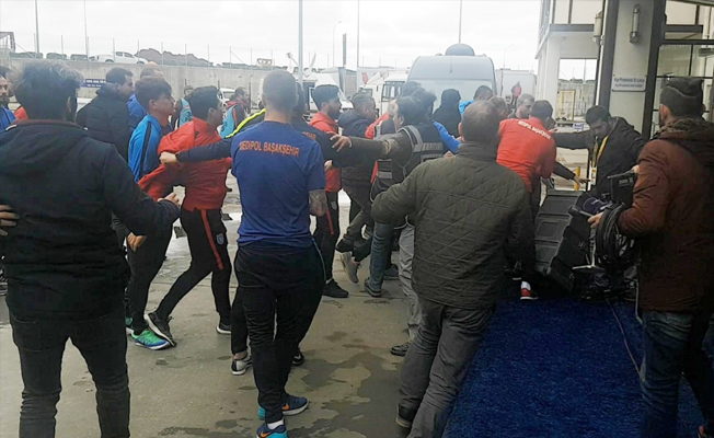 Medipol Başakşehir futbolcuları gazetecilere saldırdı