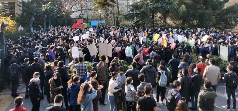CHP'li vekiller Vatan Emniyet'te sabahladı: "Başı dik öğrencilerimizin yanındayız"