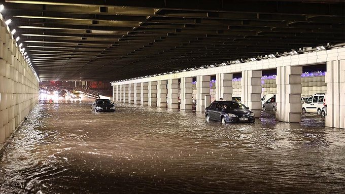 İzmir Büyükşehir Belediyesi'nden evden çıkmayın uyarısı: "Kent şu anda afet yaşıyor"