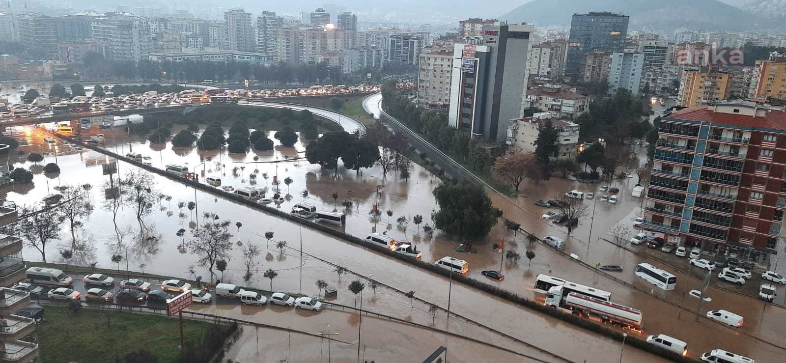 İzmir Büyükşehir Belediye Başkanı Tunç Soyer: Dışarı çıkmayın!