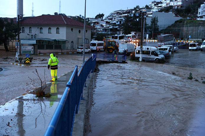İzmir'i tekrar sel vurdu! Uyarılar peş peşe geldi!