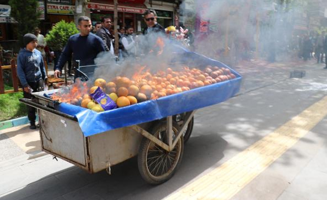 Zabıtaya kızdı, seyyar tazgahını yaktı