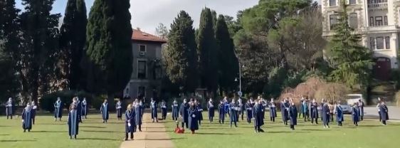 Boğaziçi Üniversitesi öğretim üyeleri bugün de sırtlarını döndü!