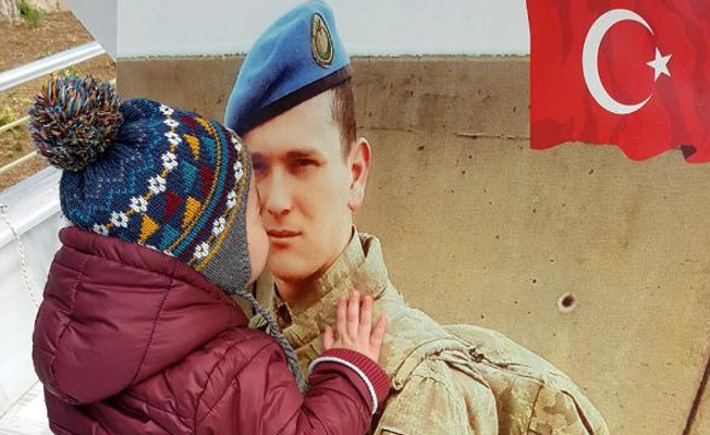 Minik Berat, şehit babasının fotoğrafı başından ayrılmadı
