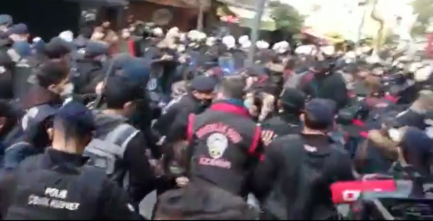 Boğaziçi eylemlerinde CHP'li Mahir Polat'a polis müdahalesi
