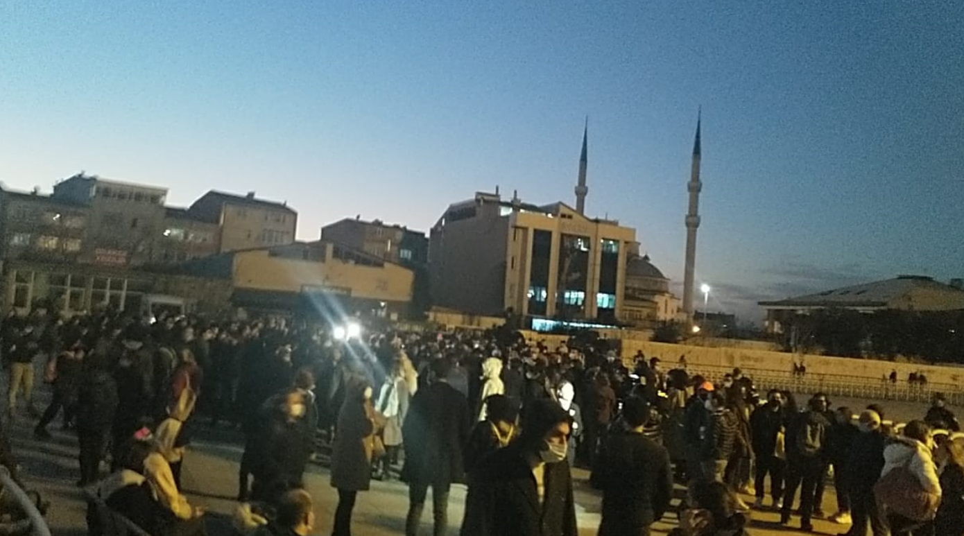 Adliye önünde, gözaltına alınan 51 Boğaziçi Üniversitesi öğrencisine destek!
