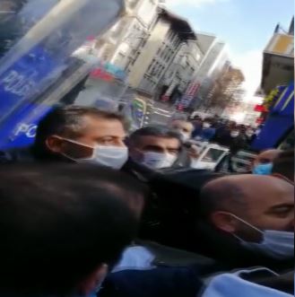 Eylem yapan PTT emekçilerine polis sert müdahale etti