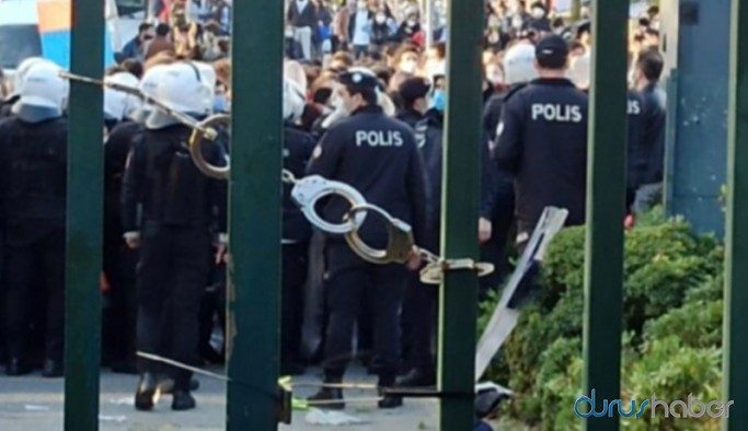 Ünlü yazar Öğrencilere uygulananlara sessiz kalamadı: "Şarkılarla, türkülerle protesto gösterisi yapan gençlere devletin coplu, kelepçeli, tomalı, nezarethaneli gücü"