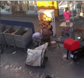 İstanbul’un ortasında kadınlar ve çocuklar çöpten yiyecek arıyor!