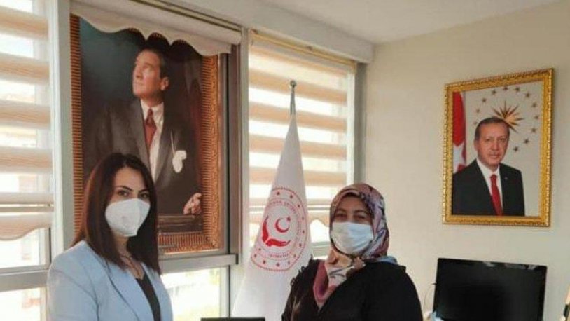 Atatürk tablosunun üzerinde stor perde!