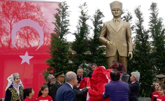 23 Nisan'da 5.5 metrelik Atatürk heykeli
