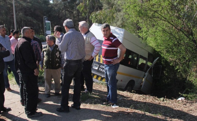 Adana’da öğrenci servisi kaza yaptı! Yaralılar var