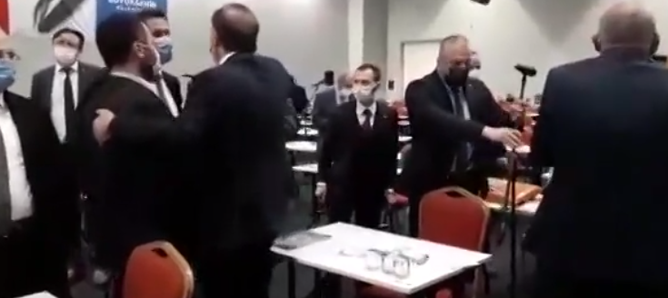 İBB Meclisi'nde kavga! Birbirinin üzerine yürüdüler...