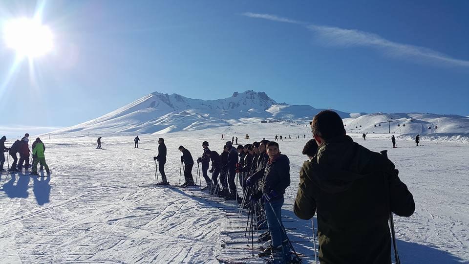 Kayakseverler Erciyes’te kayağın keyfini çıkarıyor