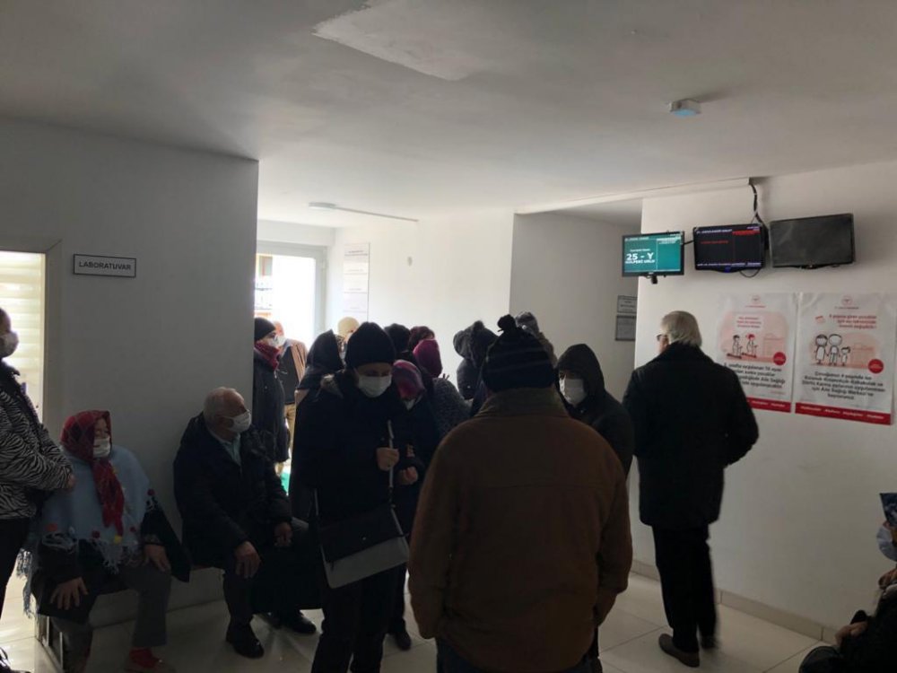 Adeta koronavirüse davetiye çıkaran aşı kuyruğu!
