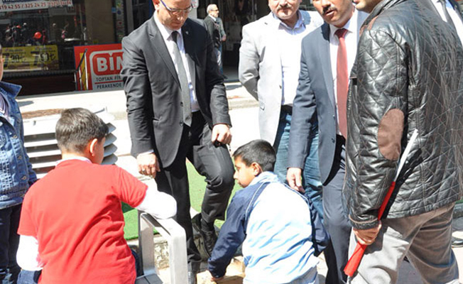MHP’li başkan, 23 Nisan’da çocuğa ayakkabı boyattı!