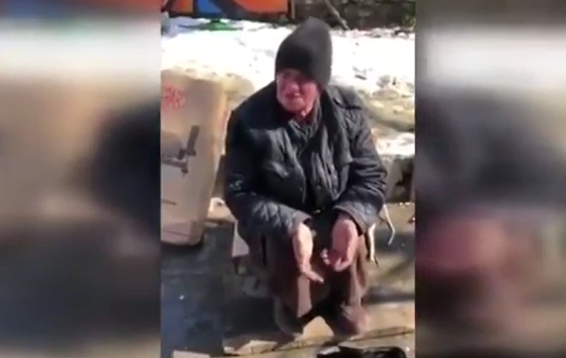 Sokakta yaşayan çift ekonomik krizi bir kez daha hatırlattı