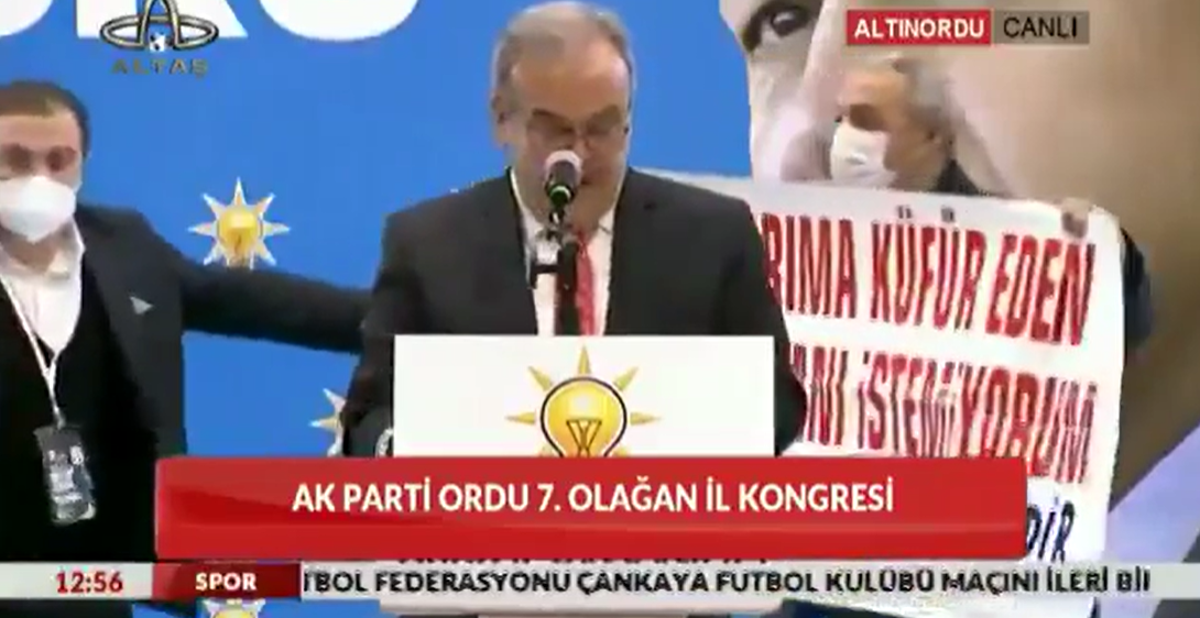 AKP kongresine damga vuran pankart!