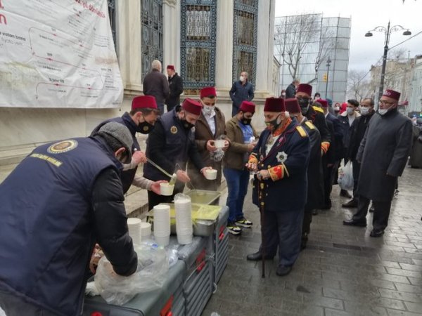 Fesli grup şehzadeyi karşılayıp çorba kuyruğuna girdi