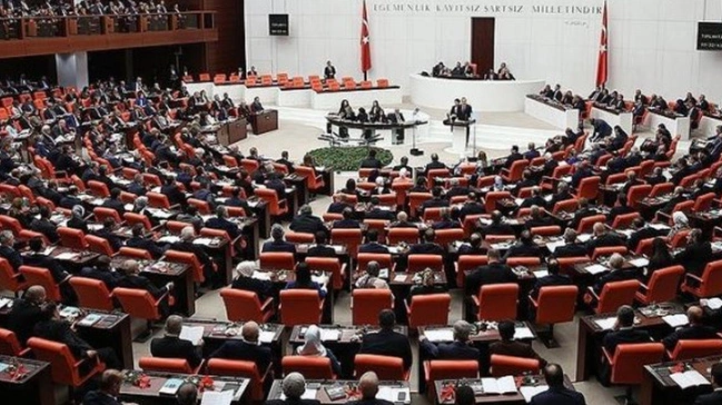 CHP'li Burcu Köksal: "AKP'li İsmail Aydın, 'Anayasanın ilk dört maddesinin değiştirilebileceğini' söyledi"
