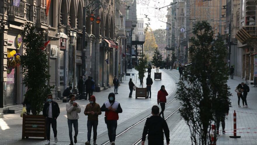 4 il "düşük risk" 12 il ise "alarm" veriyor! Hangi illerde kısıtlamalar kalkacak hangi illerde kısıtlamalar kalkmayacak? İşte il il normalleşme listesi