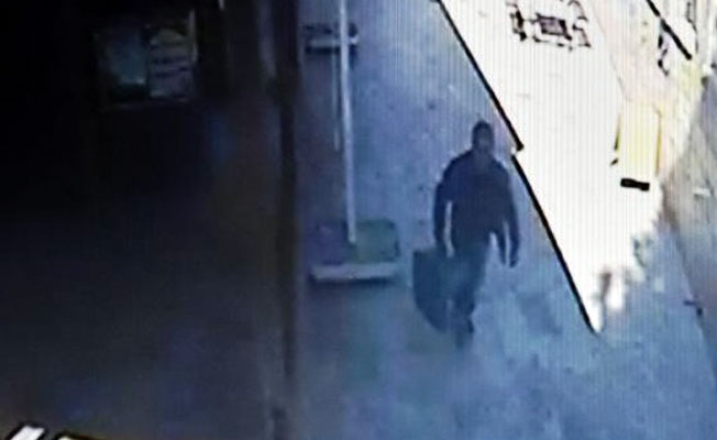 Namaz kılarken valizini çaldılar