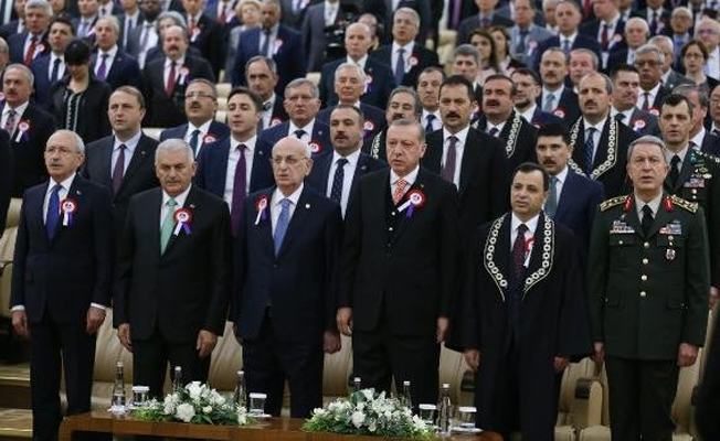 AYM töreninde yer krizi: Salonu terk etti