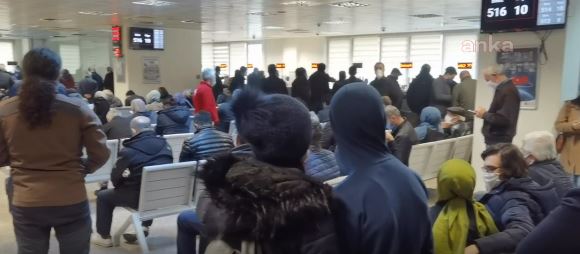 Koronavirüs tedbirleri unutuldu! Sosyal mesafe kalmadı, uzun kuyruklar oluştu!