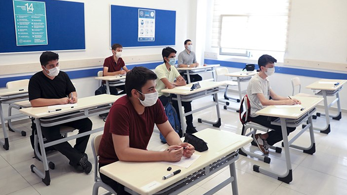Enfeksiyon Uzmanı Prof. Dr. Zafer Kurugöl: "Yüz yüze sınavlar ileri bir tarihe ertelenmeli"