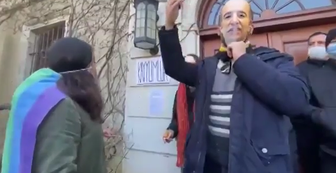 Boğaziçililerden rektörlük binasına 'kayyumluk' tabelası