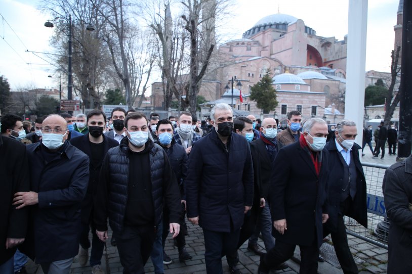 İstanbul'un kırmızıya dönmesinin ardından meydanlarda AKP'li Osman Nuri Kabaktepe izdihamı!