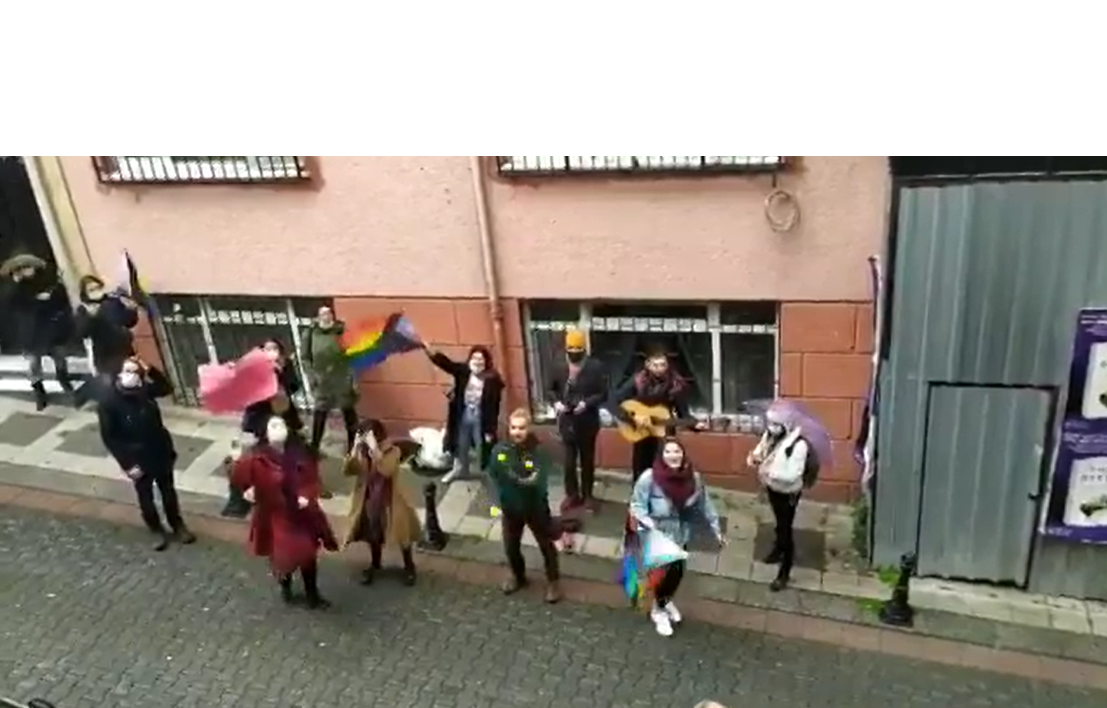 Boğaziçili öğrenciler ev hapsindeki Aslı Altınok'u yalnız bırakmadı