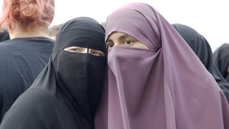 İsviçre'de halk oylaması ile peçe ve burka yasaklandı