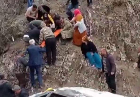 Öğrencileri taşıyan servis uçurumdan yuvarlandı! Ölü ve yaralılar var