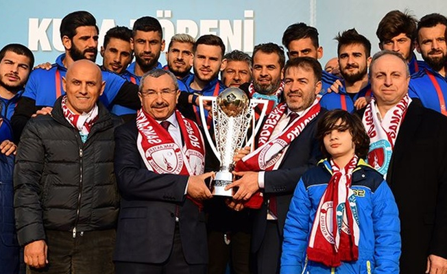 Şampiyon Kupayı Aldı