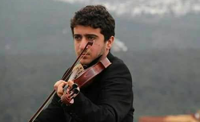 Kemanına sarılarak ölmüş